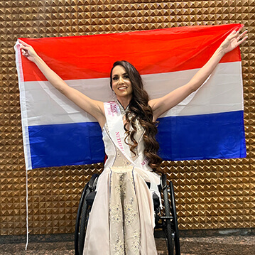 Tirzah Lopez vol trots met de Nederlandse vlag.